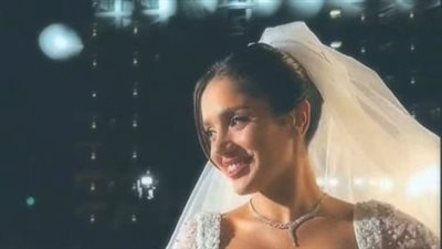 بحفل زفافها .. رنا رئيس تبكي في حضن والدتها على أغنية أول حياتي ياما