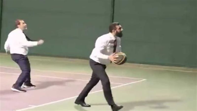 أحمد الشرع يمسك بكرة