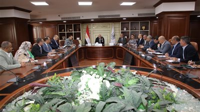 محافظ بني سويف يناقش خطة متكاملة لضبط الأسواق واستقرار أسعار السلع الأساسية 