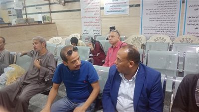 رئيس مدينة نجع حمادي يتنكر بين المواطنين لمتابعة سير العمل 