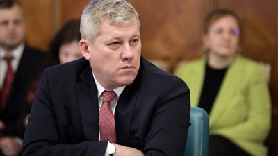 رومانيا تعيّن رئيس وزراء مؤقت بعد إخفاق مرشح الائتلاف في انتخابات الرئاسة