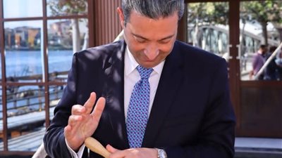 بينحتها بيديه.. محافظ دمياط يعلن عن إجراءات لترويج فن «الأويما» محليًا ودوليًا