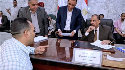 محافظ سوهاج يعقد اللقاء الجماهيري الأسبوعي للاستماع إلى شكاوى وطلبات المواطنين