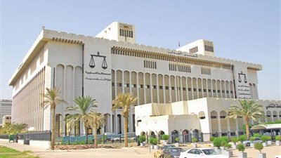 حبس وعزل وكيلين و3 مستشارين سابقين في الديوان الأميري بالكويت