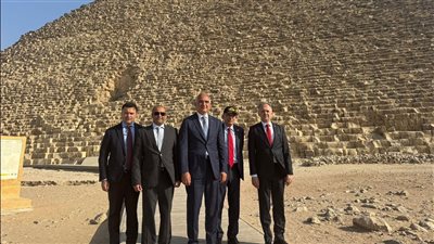 وزير السياحة التركي يزور منطقة الأهرامات ويعلق: عبقرية المصري القديم لا تتكرر 