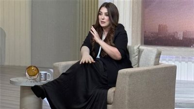 كندة علوش تكشف سر ارتدائها  قفاز ضاغط على ذراعها بعد إجراء جراحة ورم 