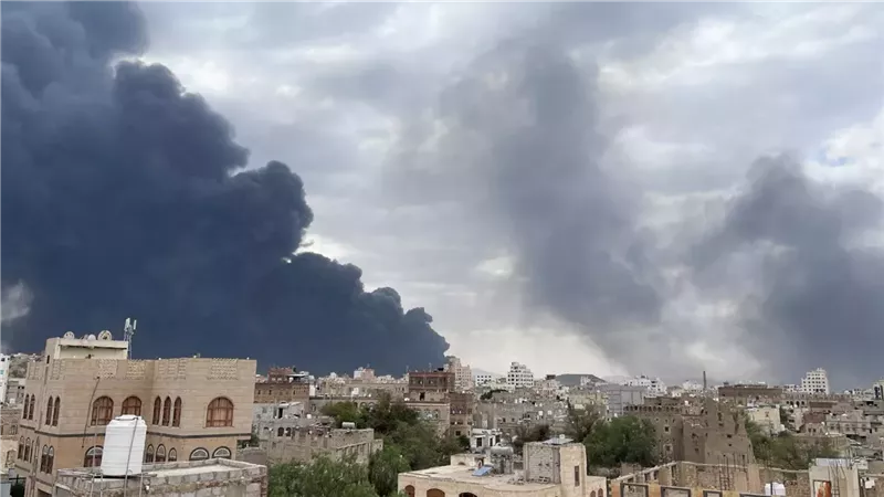 قصف مطار صنعاء