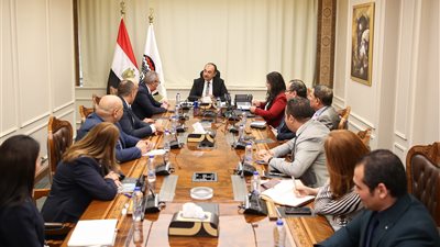 “القطاع العام” تبحث مع مجموعة تركية الاستثمار في المنسوجات والسياحة