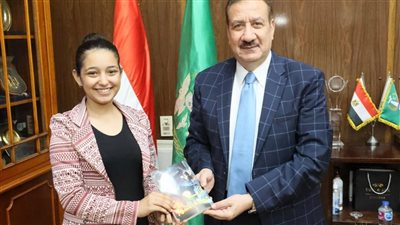 محافظ المنوفية يلتقي الطالبة  