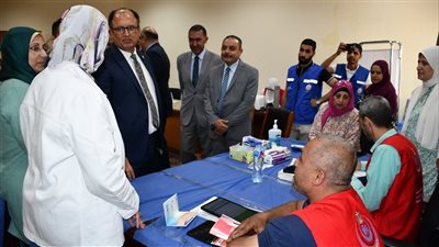 رئيس جامعة حلوان يتفقد المبادرات الطبية للكشف عن الأورام والأمراض المزمنة