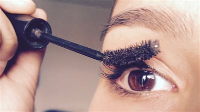 من المكياج إلى الهواتف.. كيف تؤثر عاداتك اليومية على صحة عينيك؟