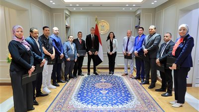 مايا مرسي تكرم اللجنة العليا للتشريعات بالوزارة