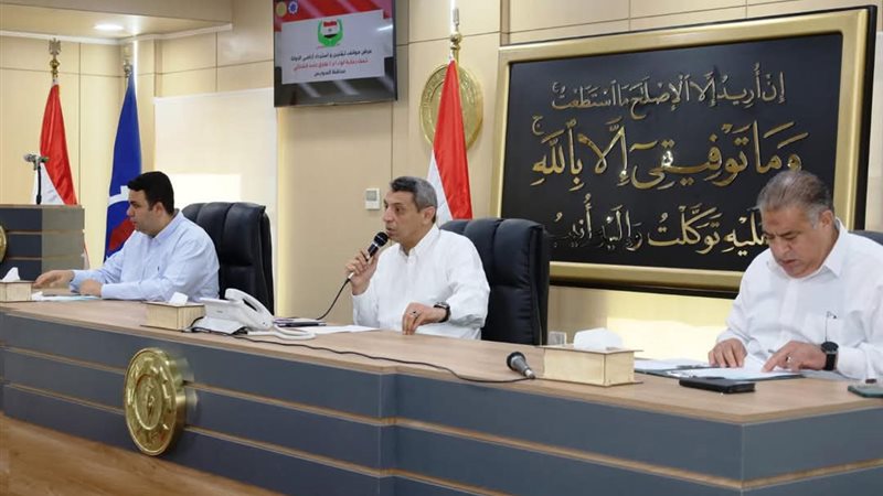 جانب من اجتماع محافظ
