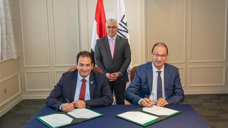 جانب من التوقيع 