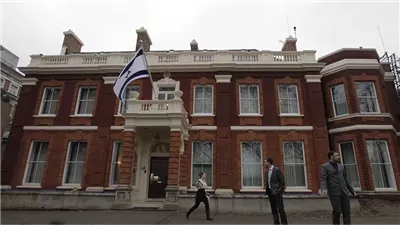 السلطات البريطانية تعتقل 5 أشخاص بزعم استهداف السفارة الإسرائيلية