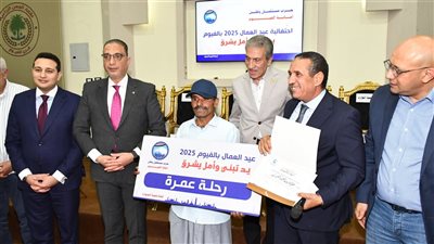 في احتفالية لمستقبل وطن.. محافظ الفيوم يكرم 25 عاملاً بمناسبة عيد العمال