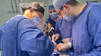 الصحة: فريق طبي مصري ينجح في ترميم فك مريض روسي باستخدام المنظار والميكروسكوب 