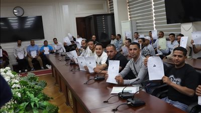 وزير العمل يُسلم عقود عمل للمتقدمين على فرص عمل بالإمارات 