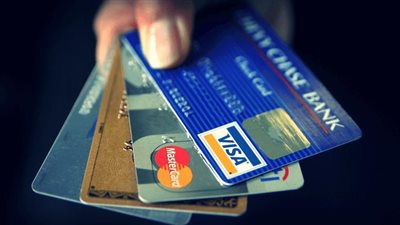زيادة أسعار السلع تعزز من الإقبال على البطاقات الائتمانية في البنوك