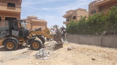 حملات مكثفة لإزالة مخالفات البناء بمدينة القاهرة الجديدة 