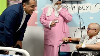 رئيس الوزراء يستمع لمطالب صغيرة داخل معهد أورام طنطا