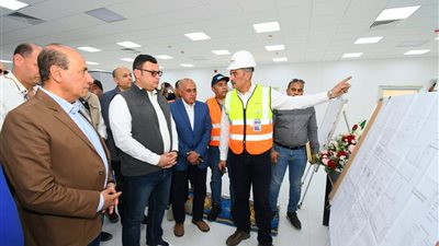 وزير الإسكان يتفقد أعمال الطرق ومحطات الكهرباء بسانت كاترين 