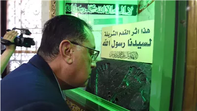 رئيس الوزراء يتفقد غرفة المقتنيات النبوية في جامع السيد البدوي بطنطا 