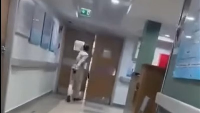 رجل يثير الذعر داخل