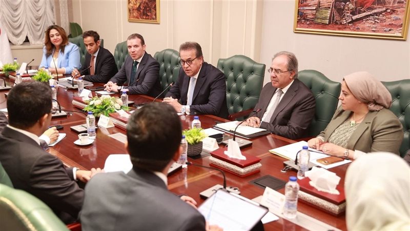 وزير الصحة مع احد