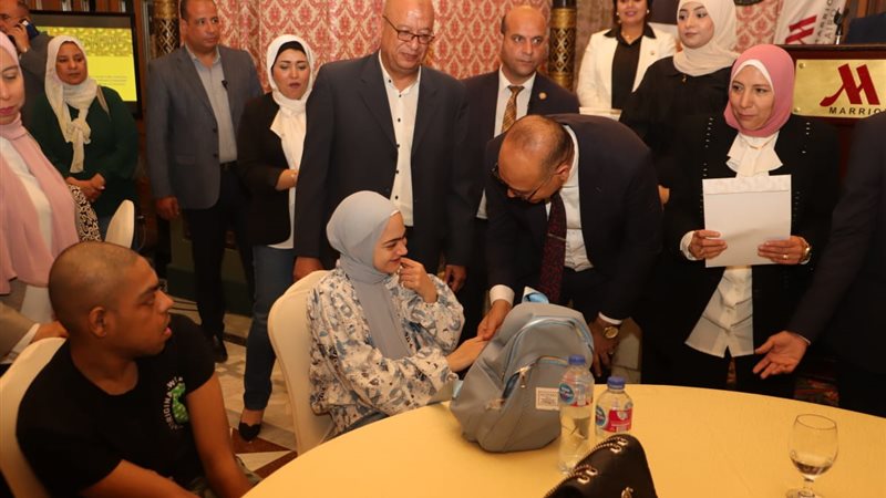 وزير العمل خلال تسليم