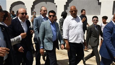 صبحي ومحافظ بني سويف يتفقدان الأنشطة والمشروعات داخل مركز التنمية الشبابية