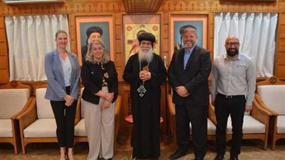 الأنبا مكاريوس يستقبل وفدًا أمريكيًا رفيع المستوى بالمنيا ويشيد بحرية العبادة 
