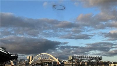 حلقة سوداء غامضة تظهر في سماء مدينة أمريكية.. ظاهرة طبيعية أم مرعبة؟
