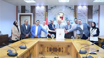 تكريم فريق عمل مستشفيات سوهاج الجامعية عقب حصولها علي وسام التميز 