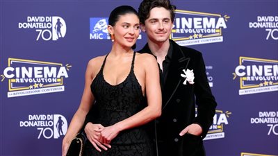 بالأسود على السجادة الحمراء.. كايلي جينر تعلن علاقتها بتيموثي شالاميت