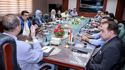 محافظ سوهاج يبحث تطبيق الهوية البصرية على الكوبري الجديد بالكورنيش الغربي 