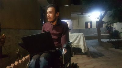 يكتب بلسانه.. هشام نادي تحدى الشلل بكتابة التاريخ: أحلم بنشر العلم بين الجميع
