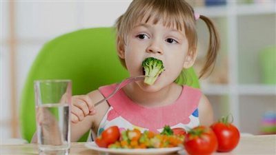 5 أطعمة تعزز تركيز الطفل أثناء المذاكرة منها الأسماك والمكسرات 