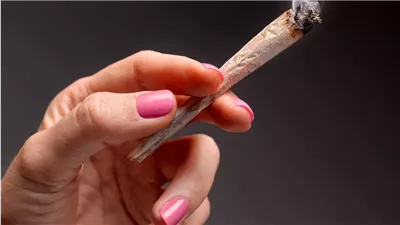 دراسة: تعاطي النساء الماريجوانا أثناء الحمل يؤدي للولادة المبكرة