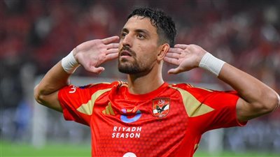 والد طاهر : أخفيت مرضي حتى لا يؤثر على تركيزه مع الأهلي | خاص