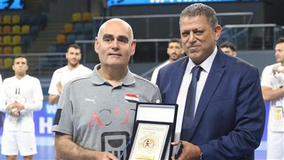 خالد فتحي يكرم كارلوس باستور ويهديه درع اتحاد اليد