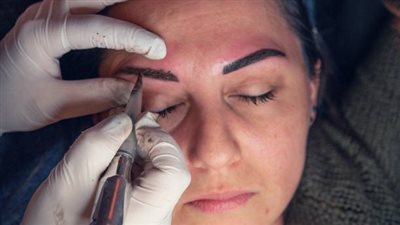 هل إزالة شعر الحاجبين تعد نمصا محرما؟.. أمين الفتوى يجيب