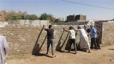 بأيدهم هدوا السور.. إزالة 7 حالات تعد علي أراضي زراعية في قنا (صور)