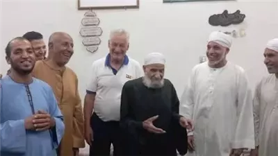 غير اسمه لـ محمود.. سائح ألماني يشهر إسلامه في ساحة الشيخ الرملي بالأقصر