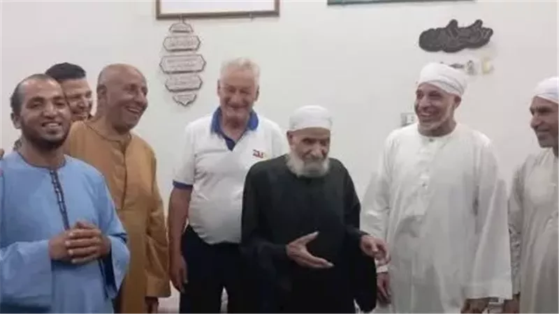سائح ألماني يشهر