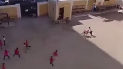 ولي أمر يتعدى على مدرس منعه من دخول المدرسة في أبوالنمرس 