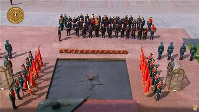 القادة المشاركون في عيد النصر يضعون أكاليل الزهور على النصب التذكاري