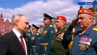 بالصور بوتين يصافح عسكريون من القوات المسلحة لعدد من الدول المشاركين فى العرض 