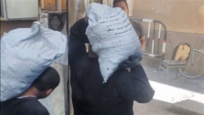 بعد انتهاء التحقيقات.. كاهن كنيسة قفط بقنا وأبنائها يرفعون أنقاض الحريق