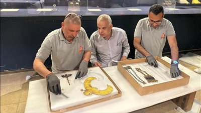 وزير الآثار يتفقد قطع توت عنخ آمون بعد وصولها للمتحف الكبير اليوم 